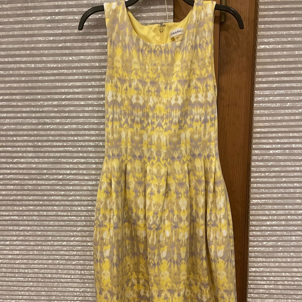 🌼 Yellow & Grey Printed Sleeveless Dress – Feminine & Flowy 🌼